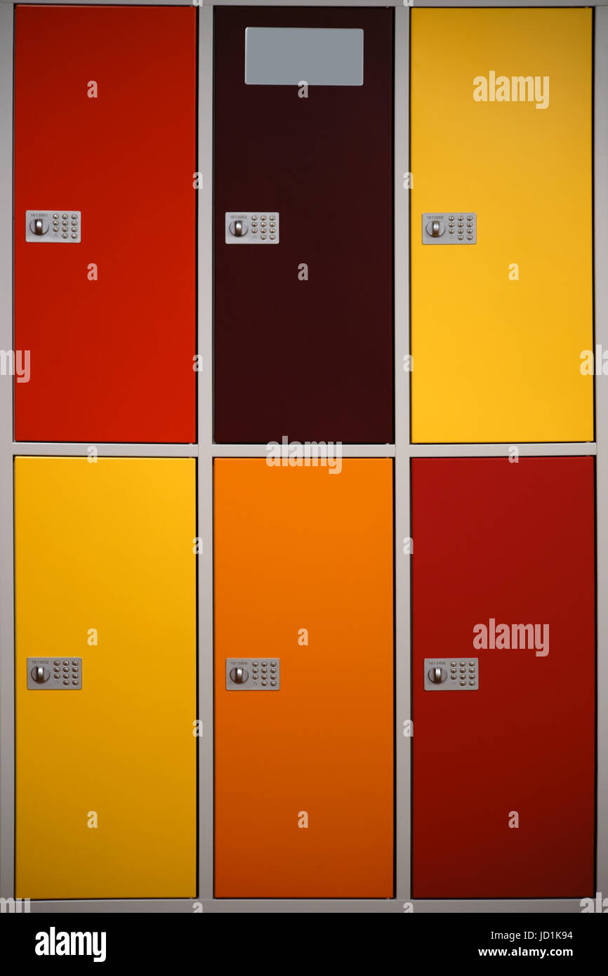 Schränke mit einer Anzahl Sperren in einem Schulgebäude für die Aufbewahrung von Kleidung und Wertsachen. Stockfoto