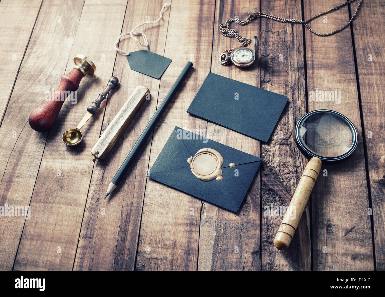 Vintage Stillleben. Briefpapier auf Holz Hintergrund gesetzt. Ansprechende Design-Mock-up für die Platzierung Ihrer Gestaltung. Stockfoto