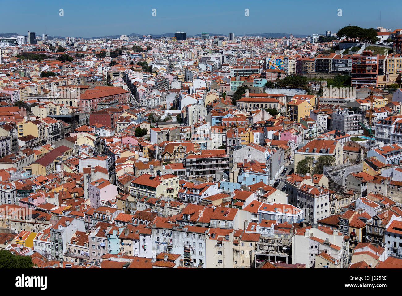 Grobe Sicht über die Dächer der Stadt von Lissabon, Portugal. Stockfoto