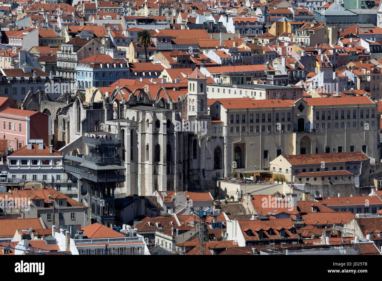 Hohes Niveau Blick über die Dächer Stadtteil Bairro Alto und Estrela in der Stadt von Lissabon, Portugal.  Im Mittelpunkt steht, dass die Ruinen der Igreja Carmo und t Stockfoto