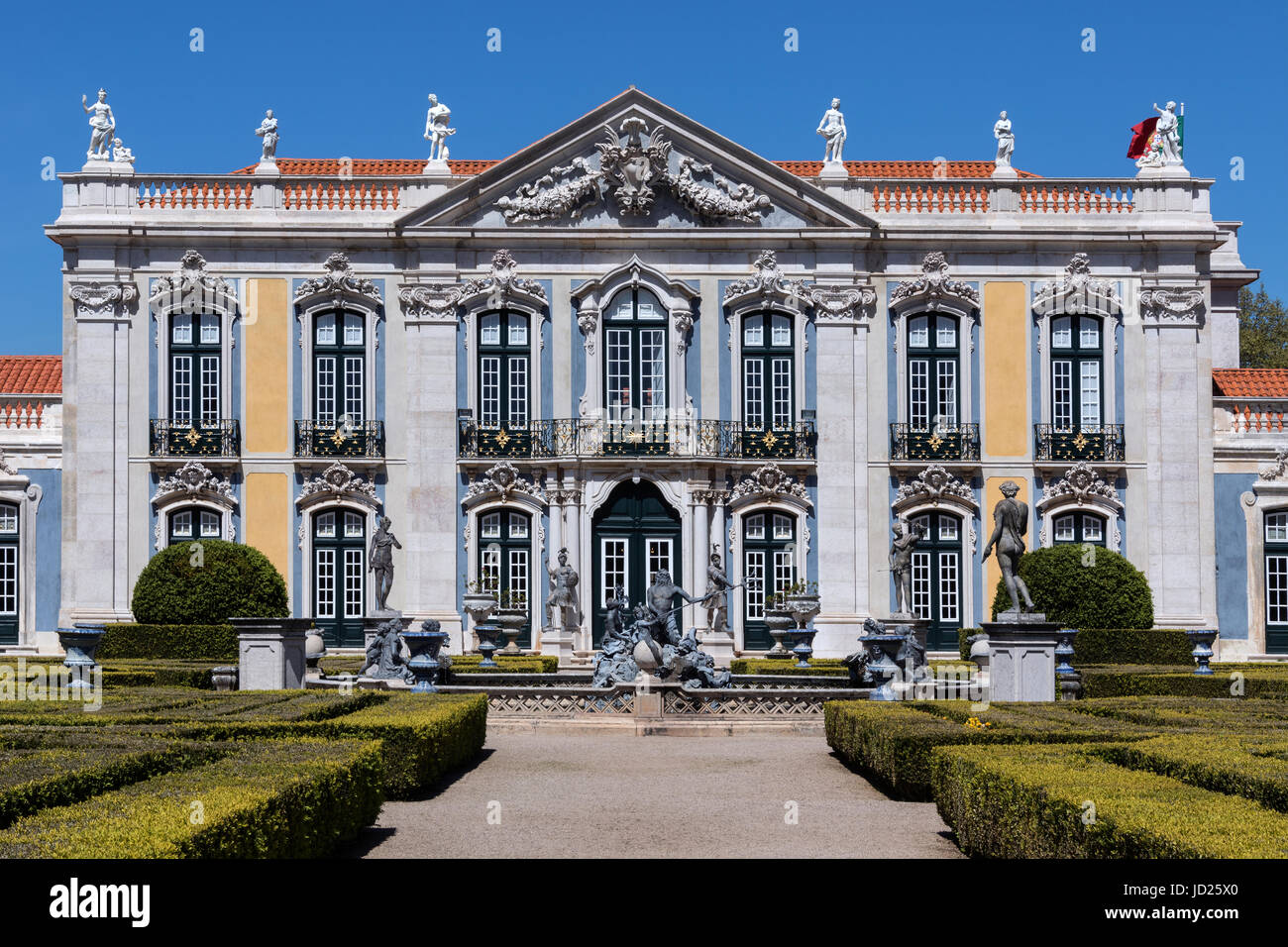 Der nationale Palast von Queluz - Lissabon - Portugal. Die feierliche Fassade des Corps de Logis von Oliveira entworfen. Stockfoto