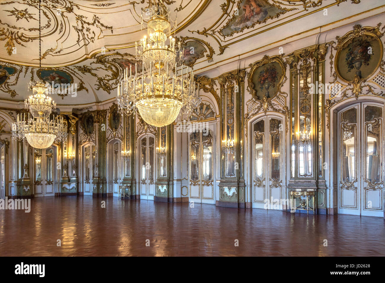 Der Ballsaal im nationalen Palast von Queluz - Lissabon - Portugal. Es wurde im Jahre 1760 von Robillon entworfen. Stockfoto