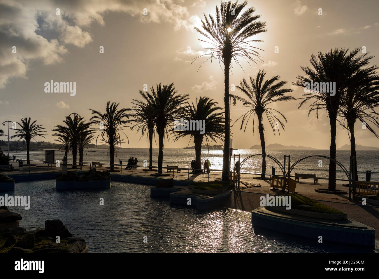 Sonnenuntergang an der Uferpromenade in Vigo in Galicien im Nordwesten Spaniens. Stockfoto