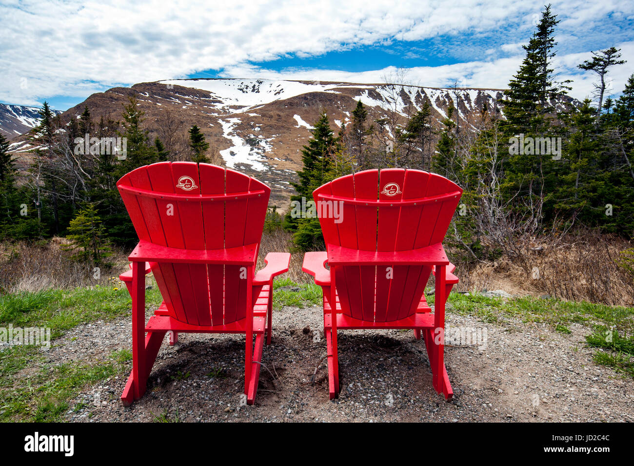 Rote Adirondack Stühle in die Tablelands, Gros Morne National Park, in der  Nähe von Woody Point, Neufundland, Kanada Stockfotografie - Alamy