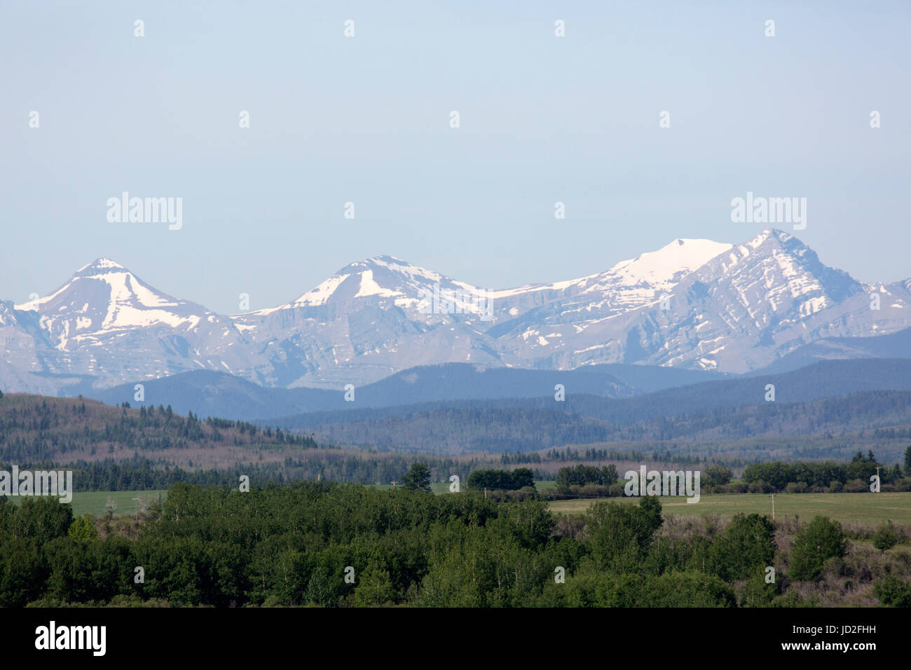 Schneebedeckte Gipfel in den kanadischen Rockies im Banff National Park in Alberta, Kanada. Schnee kann in den Sommer gesehen werden. Stockfoto