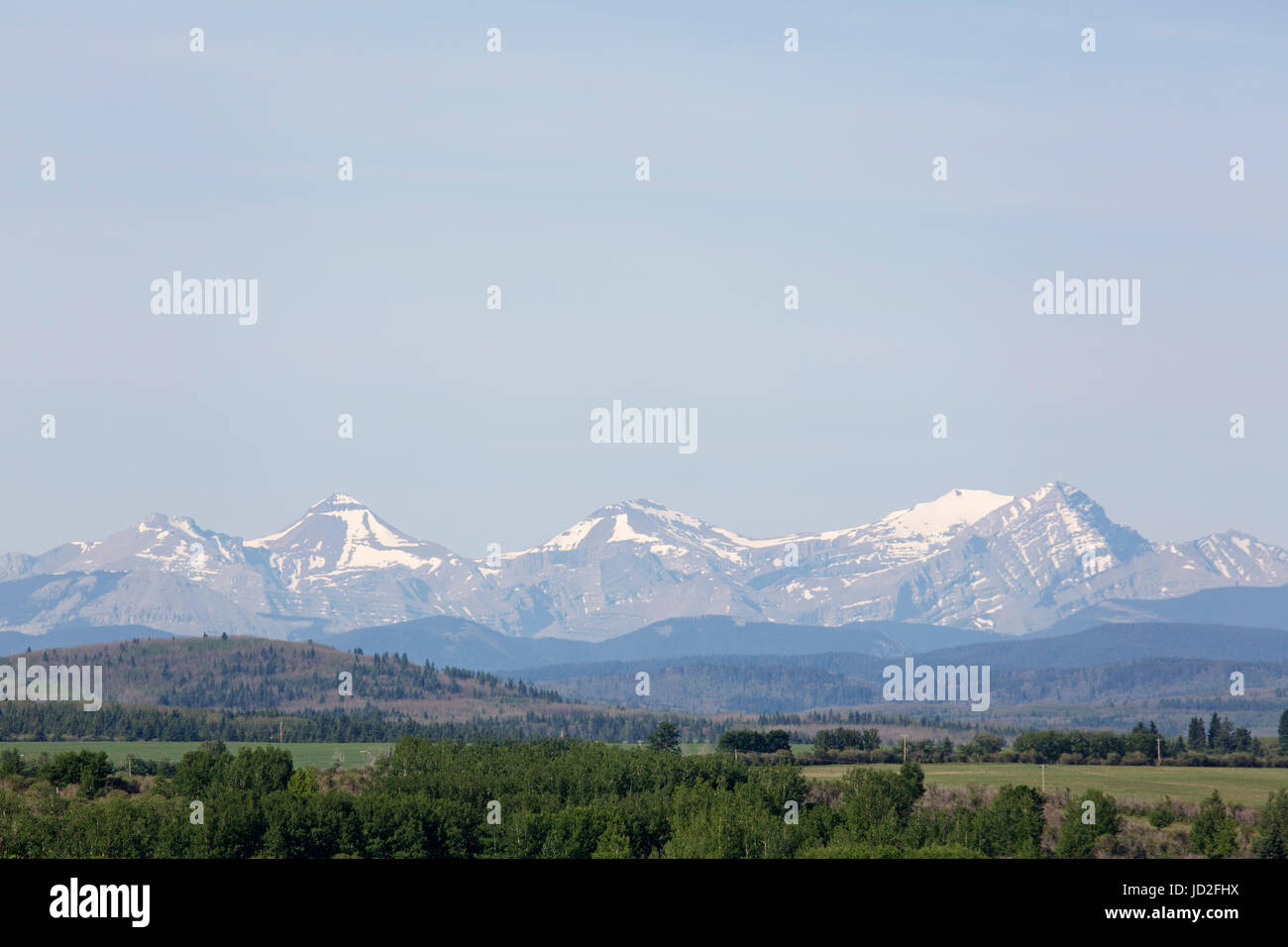 Schneebedeckte Gipfel in den kanadischen Rockies im Banff National Park in Alberta, Kanada. Schnee kann in den Sommer gesehen werden. Stockfoto