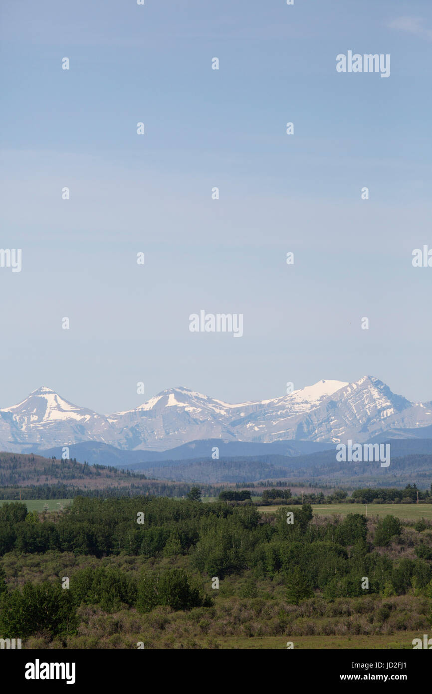 Schneebedeckte Gipfel in den kanadischen Rockies im Banff National Park in Alberta, Kanada. Schnee kann in den Sommer gesehen werden. Stockfoto