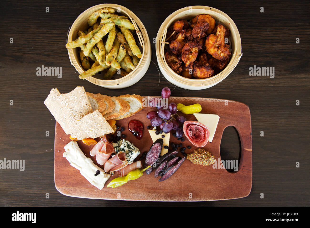 Wurstwaren Plattenteller und teilen Gerichte serviert mittags im Fairmont Hotel Banff Springs in Banff, Alberta, Kanada. Stockfoto