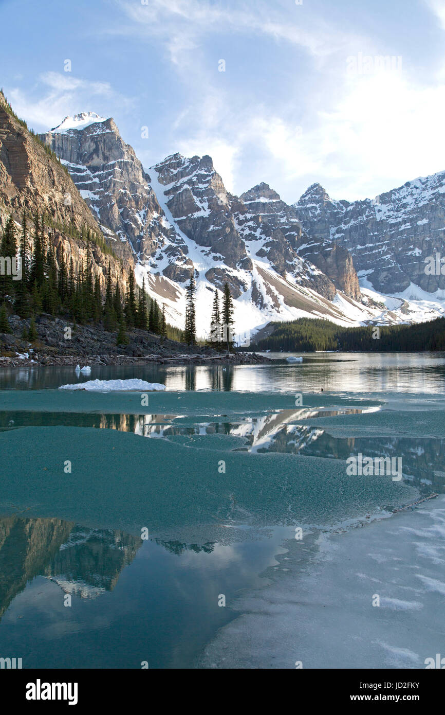 Eis und Reflexionen über Moraine Lake in den kanadischen Rockies im Banff National Park in Alberta, Kanada. Glazial-Schmelzwasser fließt in den See. Stockfoto