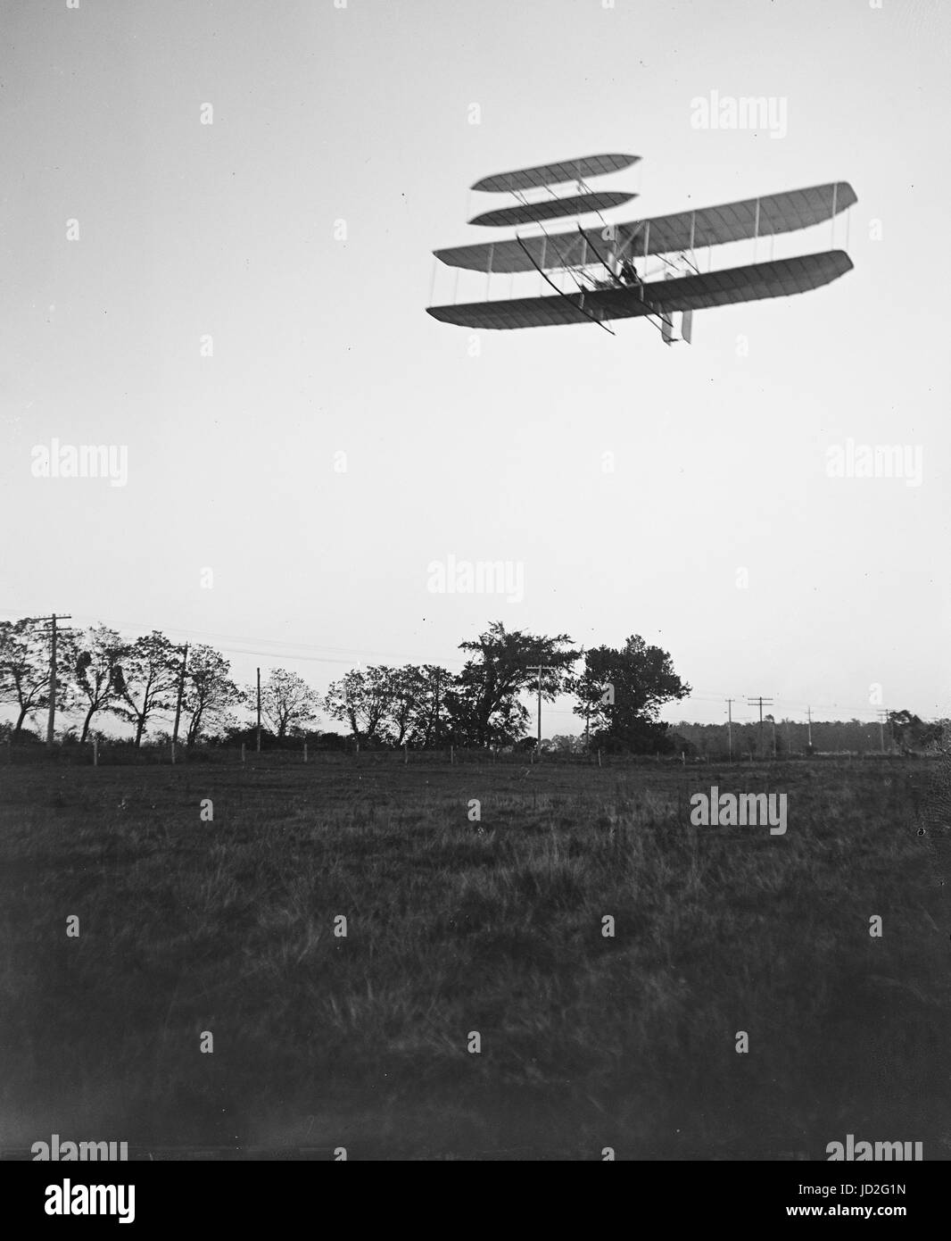 Vorderansicht des Fluges 46, Orville Wright verließ banking auf der linken Seite, in den letzten fotografierten Flug von 1905; Huffman Prairie, Dayton, Ohio. Stockfoto