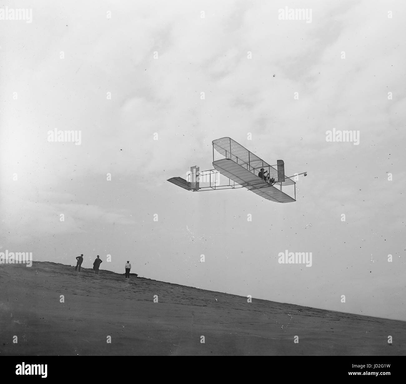 Rechts Vorderansicht der Gebrüder Wright Segelflugzeug im Flug. Stockfoto
