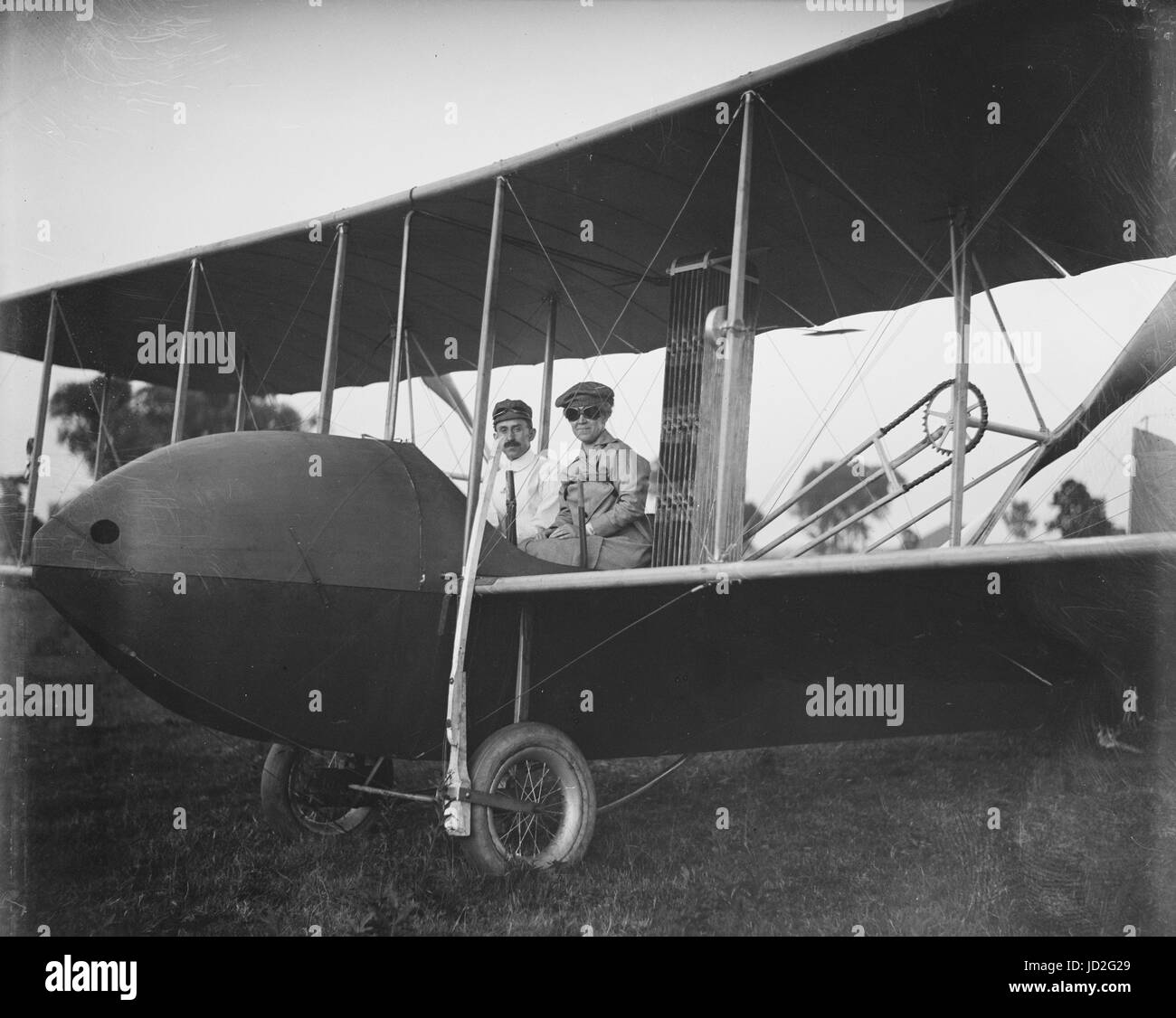 Katharine Wright, trug eine Lederjacke, Mütze und Brille, an Bord der Wright Modell HS-Flugzeug mit Orville, 1915. Stockfoto