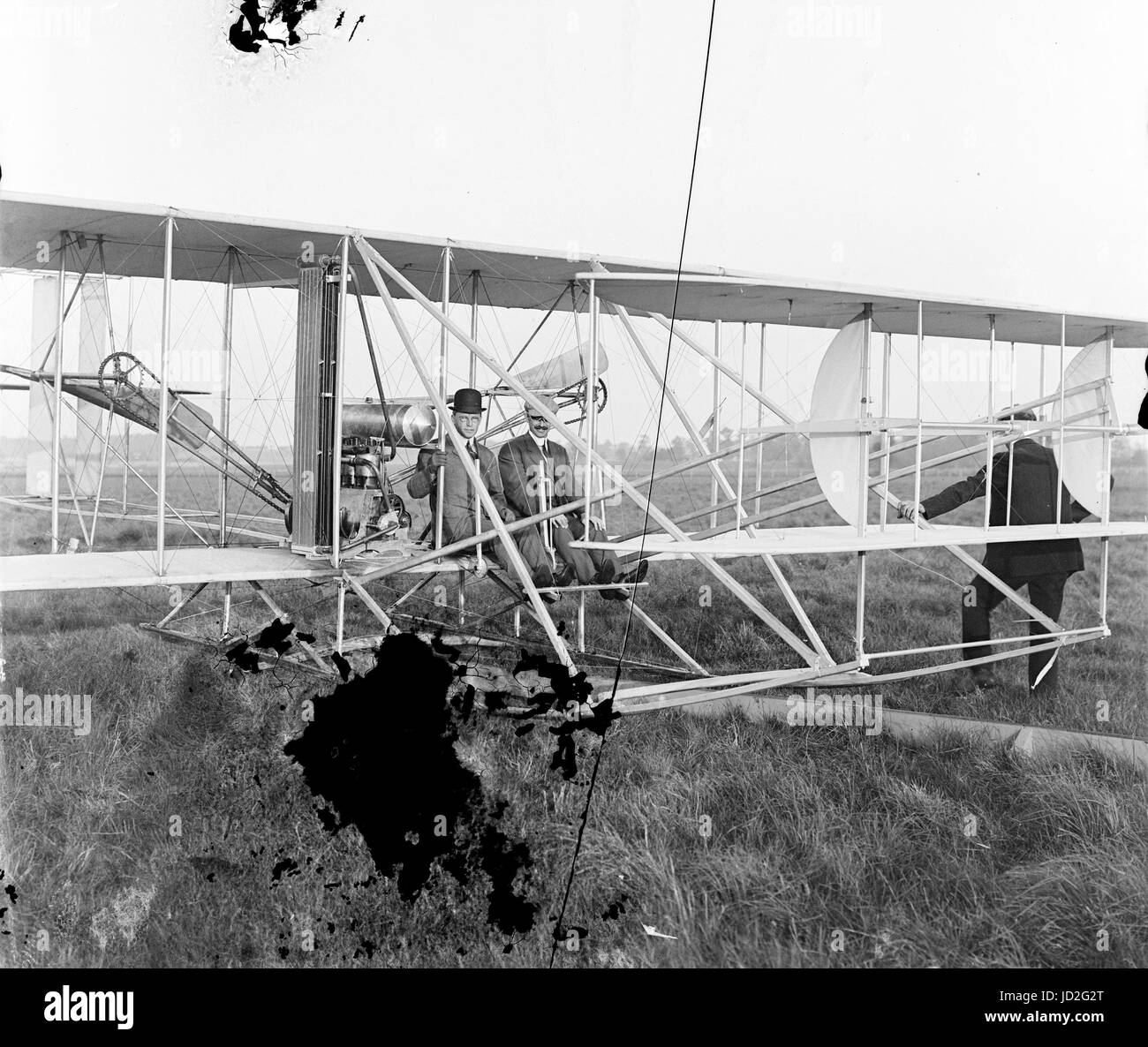 Orville sitzen in Wright-Flugzeug mit Albert B. Lambert vor dem Start; Simms Station, Dayton, Ohio. Stockfoto