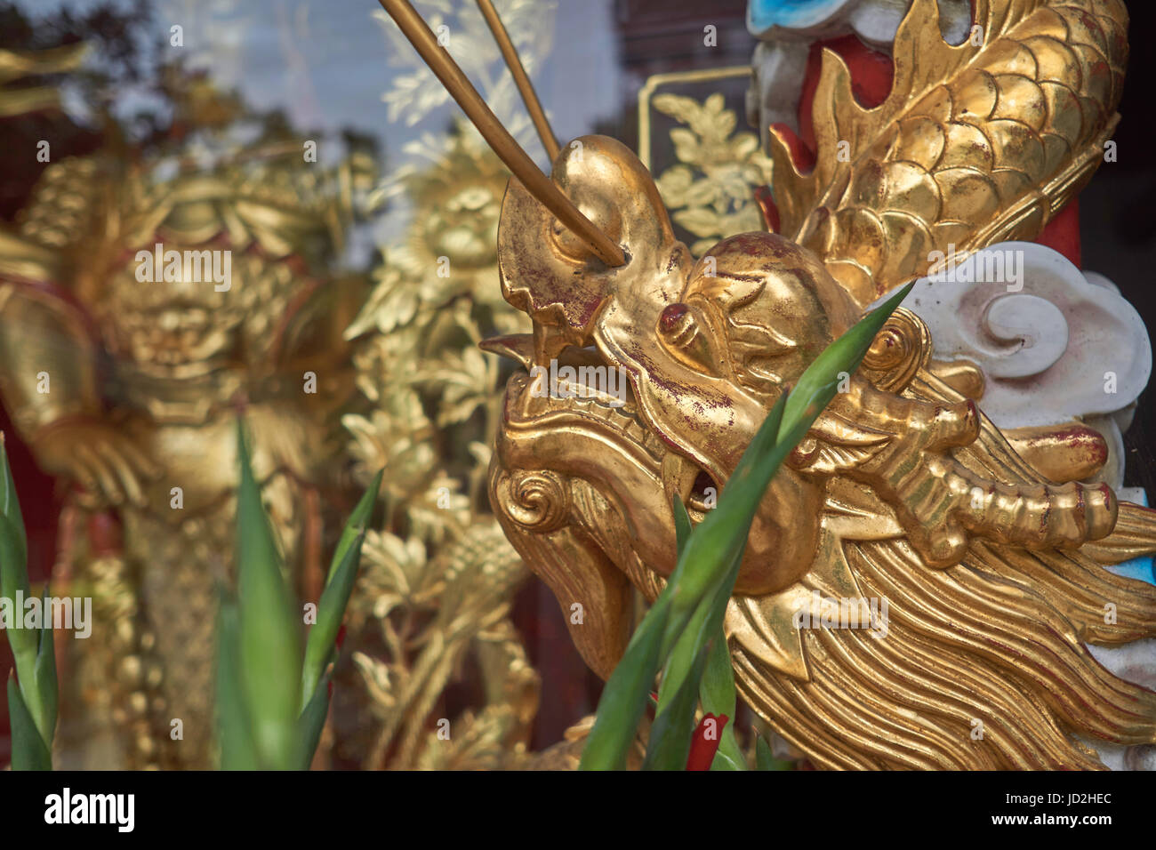 Goldener Drache im Tempel der sechs Banyan-Bäume oder Liurong Si, einer der Guangzhous ältesten buddhistischen Tempel - China schnitzen Stockfoto