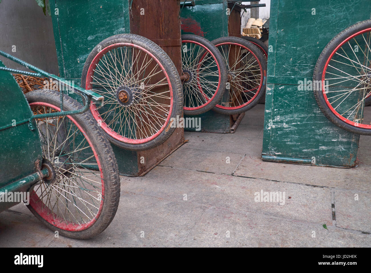 Alte chinesische Wagenräder mit Speichen in einem Tempel Hinterhof von Guangzhou, China Stockfoto