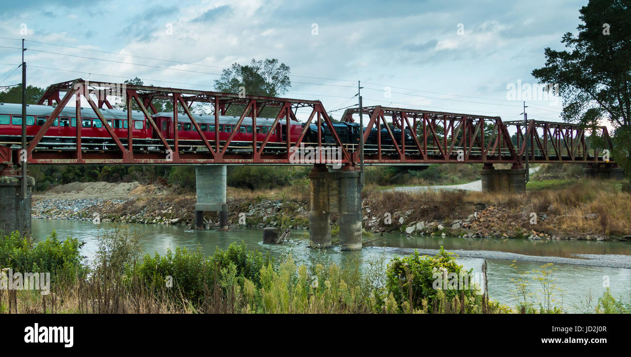 Dampfzug über eine von Neuseelands Trestle Bridge überqueren den Hochland-Fluss. Stockfoto