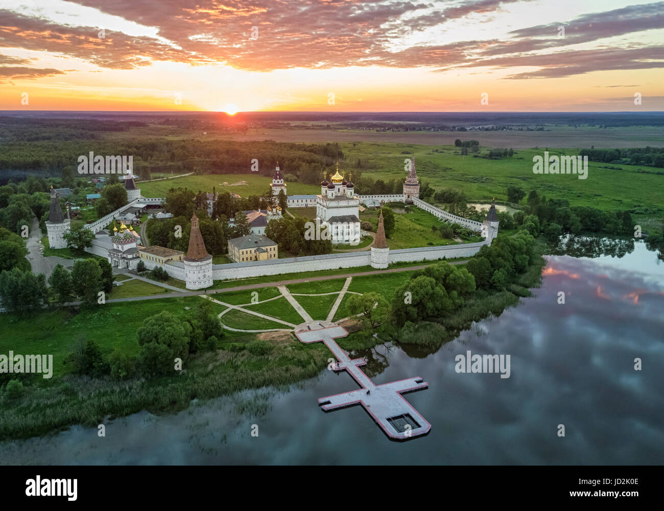 Luftbild auf Joseph-Wolokolamsk Kloster am Sonnenuntergang, Oblast Moskau, Russland Stockfoto