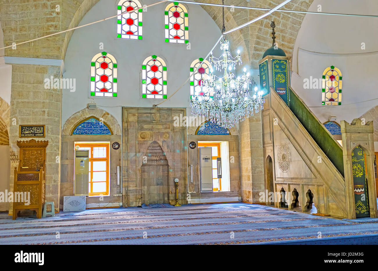 ANTALYA, Türkei - 6. Mai 2017: Das Gebet Hall der Tekeli Mehmet Pasa Moschee mit dem geschnitzten Stein Mihrab - Nische in der Wand und Minbar, dekoriert mit c Stockfoto