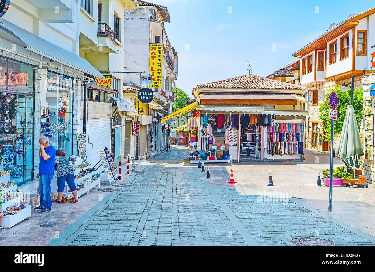 ANTALYA, Türkei - 6. Mai 2017: The Kaleici Viertel ist voll von touristischen Märkten, der alte Basar nimmt vielen Vierteln, so ist es der perfekte Ort t Stockfoto