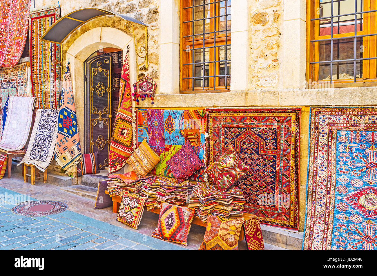 Die Teppich-Lager von Antalya verfügt über breite Palette von Eastern Teppiche und Teppichböden, aus verschiedenen Materialien hergestellt, mit einzigartigen Mustern und leuchtenden Farben, Turke Stockfoto