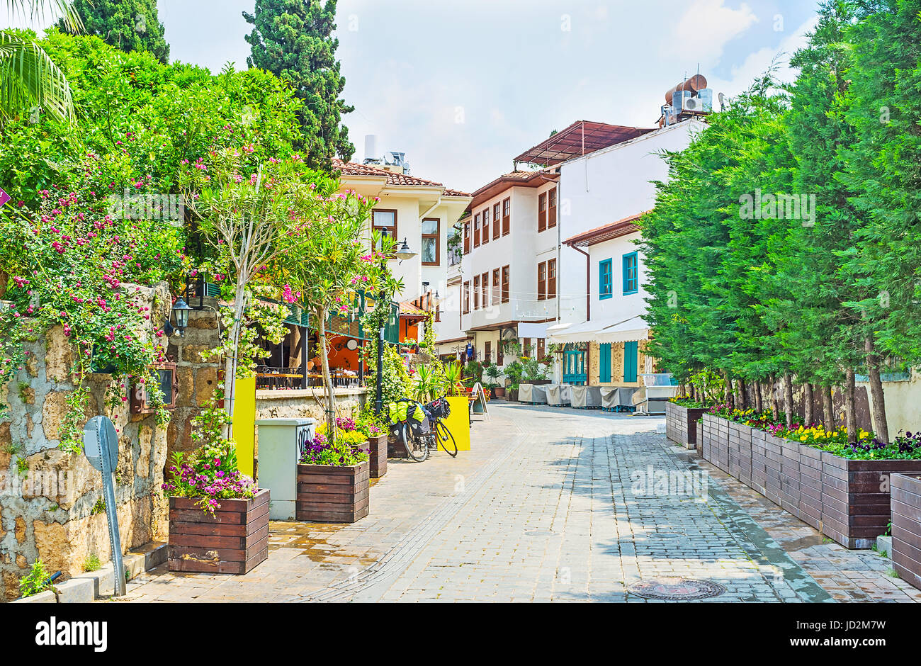 Die schmale Straße von Kaleici Viertel verziert mit zahlreichen Bäumen und Blumen in den Wannen, Antalya, Türkei. Stockfoto