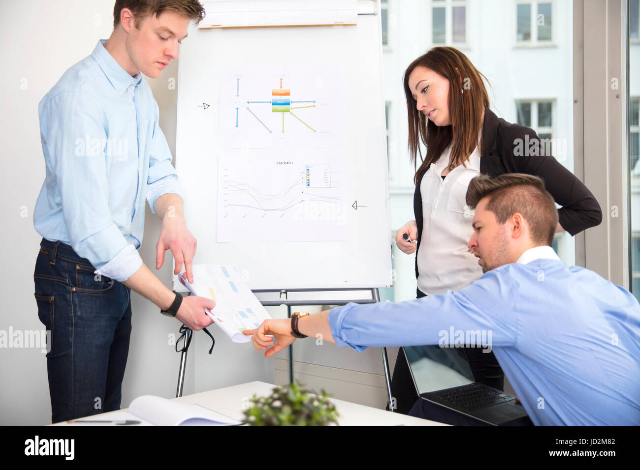 Business-Leute diskutieren über Dokument In Office Stockfoto