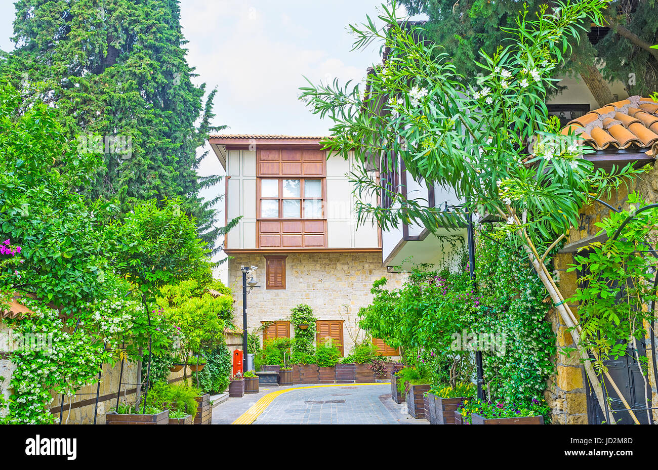 Der Spaziergang durch die alten Gassen von Kaleici ist der beste Weg zu klassischen osmanischen Architektur entdecken und genießen die üppigen grünen Gärten Pflanzen in Wanne Stockfoto