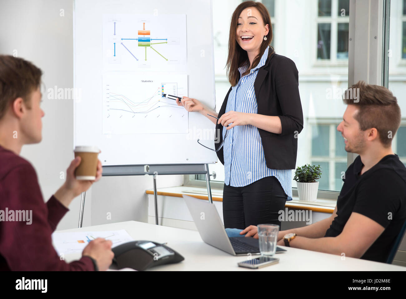 Geschäftsfrau gleichzeitig Präsentation zu männlichen Colleag lachen Stockfoto