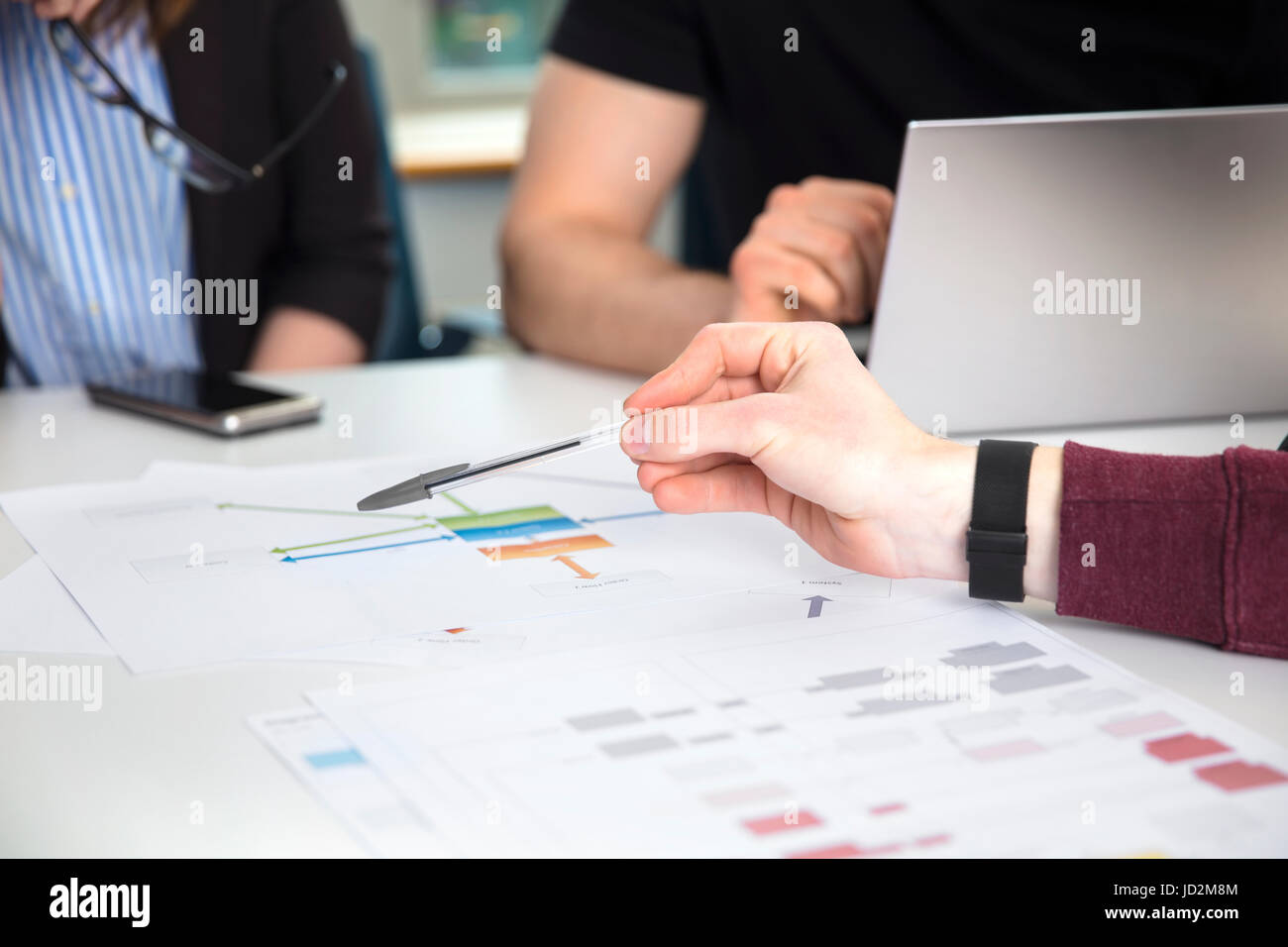Das Unternehmer Hand zeigt Diagramm auf Schreibtisch Stockfoto