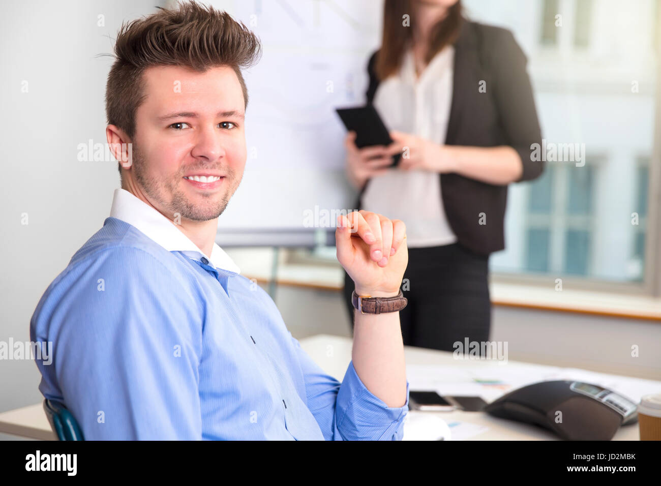 Zuversichtlich Geschäftsmann lächelnd während Kollege Holding Tablet Com Stockfoto