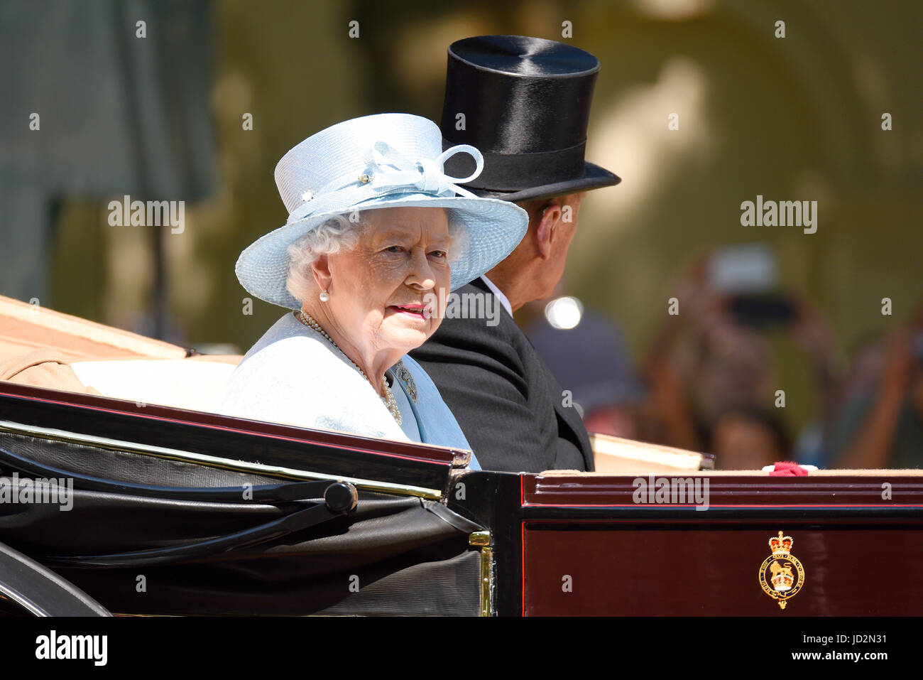 Die Queen und Prinz Phillip während Trooping die Farbe in einer Pferdekutsche in The Mall, London. Königin Elizabeth II. Königliche Familie Stockfoto