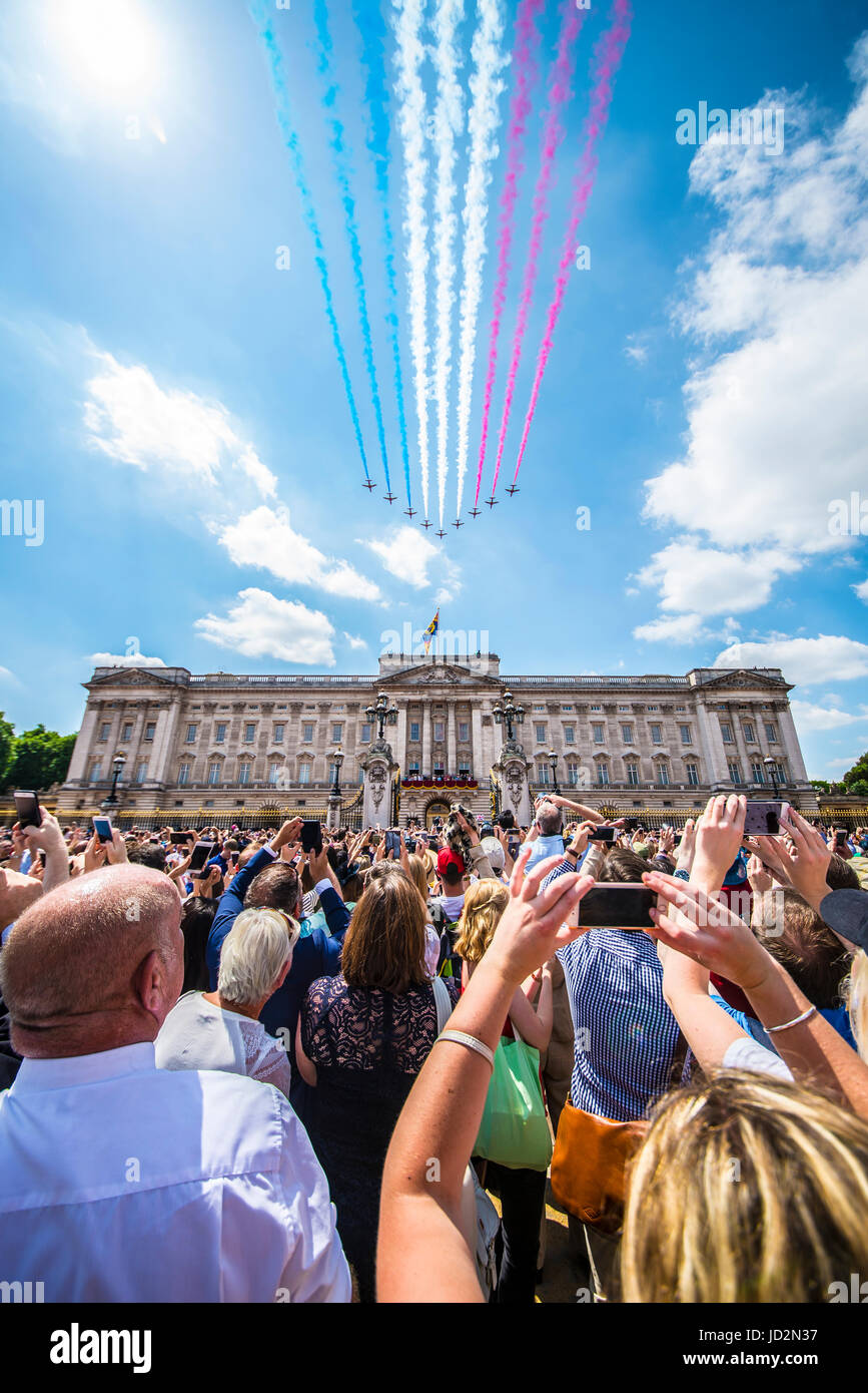Die roten Pfeile fahren über den Buckingham Palace für die Geburtstagsflypast der Königin mit Menschenmassen. London. Truppe der Farbe Stockfoto