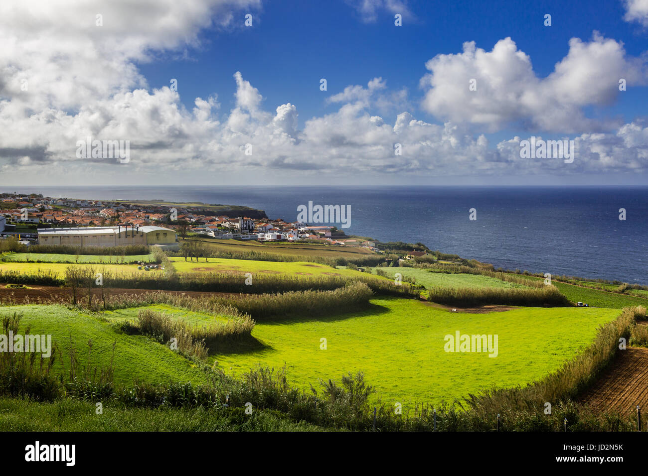 Küste der Insel Sao Miguel im Atlantischen Ozean. Sao Miguel ist Teil des Azoren-Archipels. Stockfoto