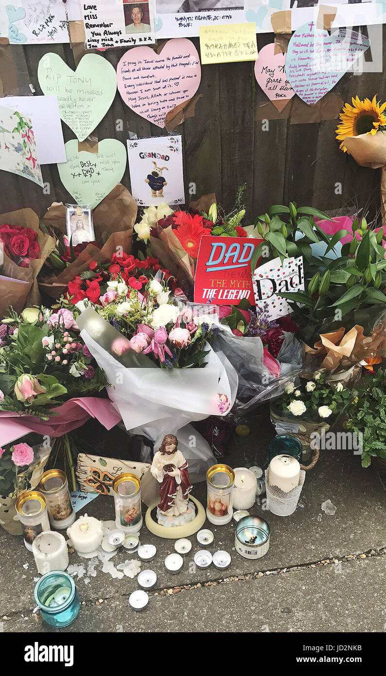 Vatertag Karten wurden außerhalb Latymer Community Church in der Nähe von Grenfell Turm im Westen von London nach einem Feuer verschlungen das 24-geschossige Gebäude am Mittwochmorgen belassen. Stockfoto