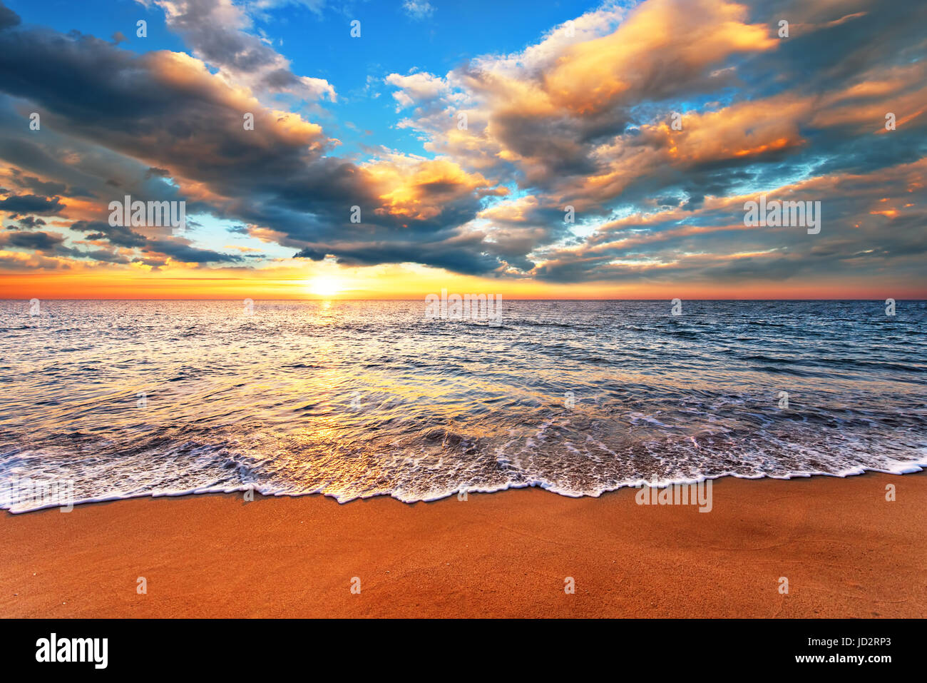 Morgens mit erstaunlichen Sonnenaufgang Himmel schießen. Stockfoto