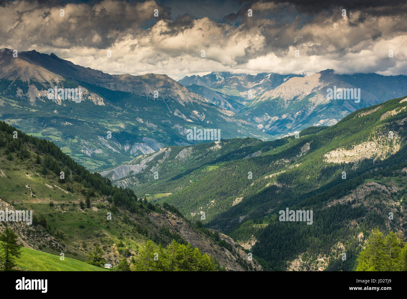 Atemberaubende Aussicht über die Alpen im Frühjahr, Frankreich. Stockfoto