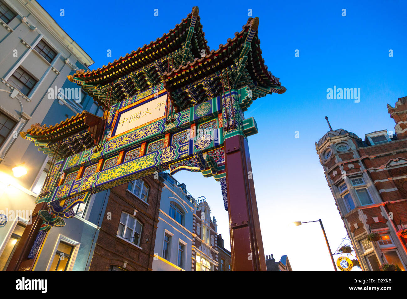 Bunte Tor in Chinatown am Abendzeit, London, UK Stockfoto