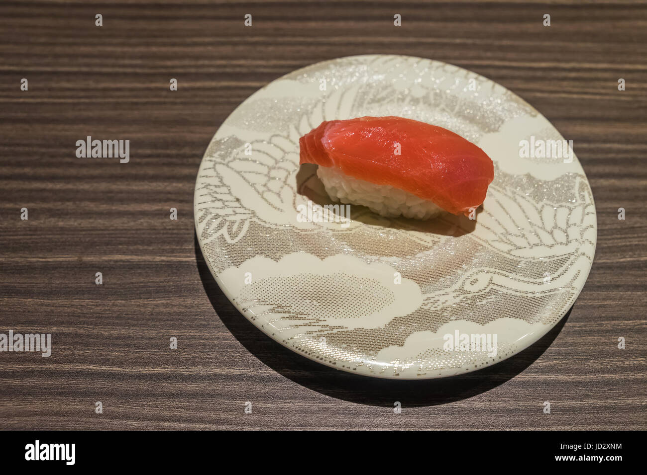 Otoro Thunfisch Sushi, japanisches Essen roher Fisch auf Reis in weiße Schale auf Holztisch Stockfoto