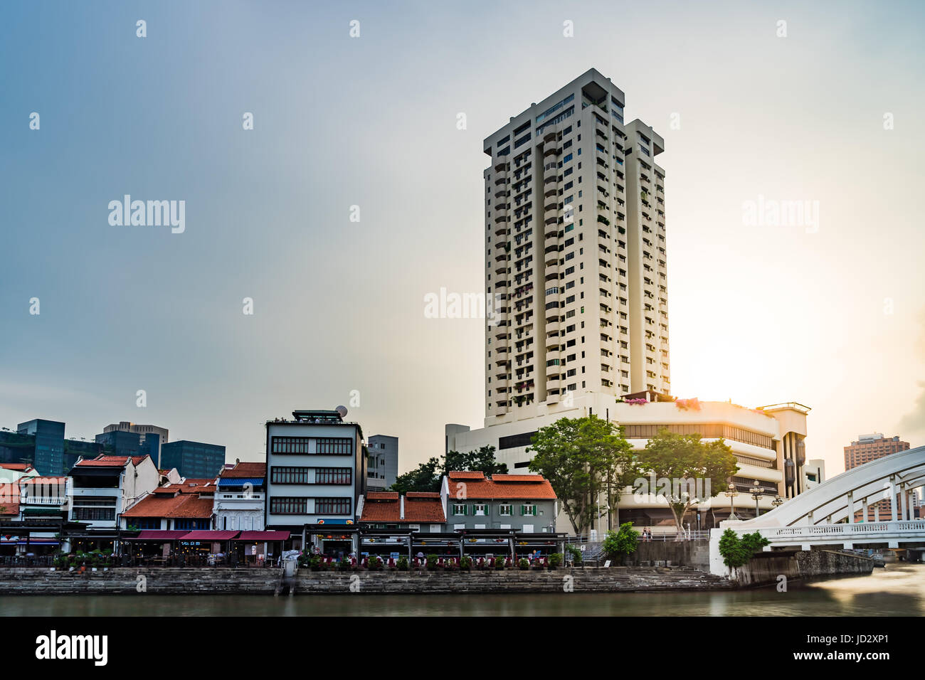 Boat Quay, einem historischen Viertel in Singapur und generische Gebäude mit Sunflare Stockfoto