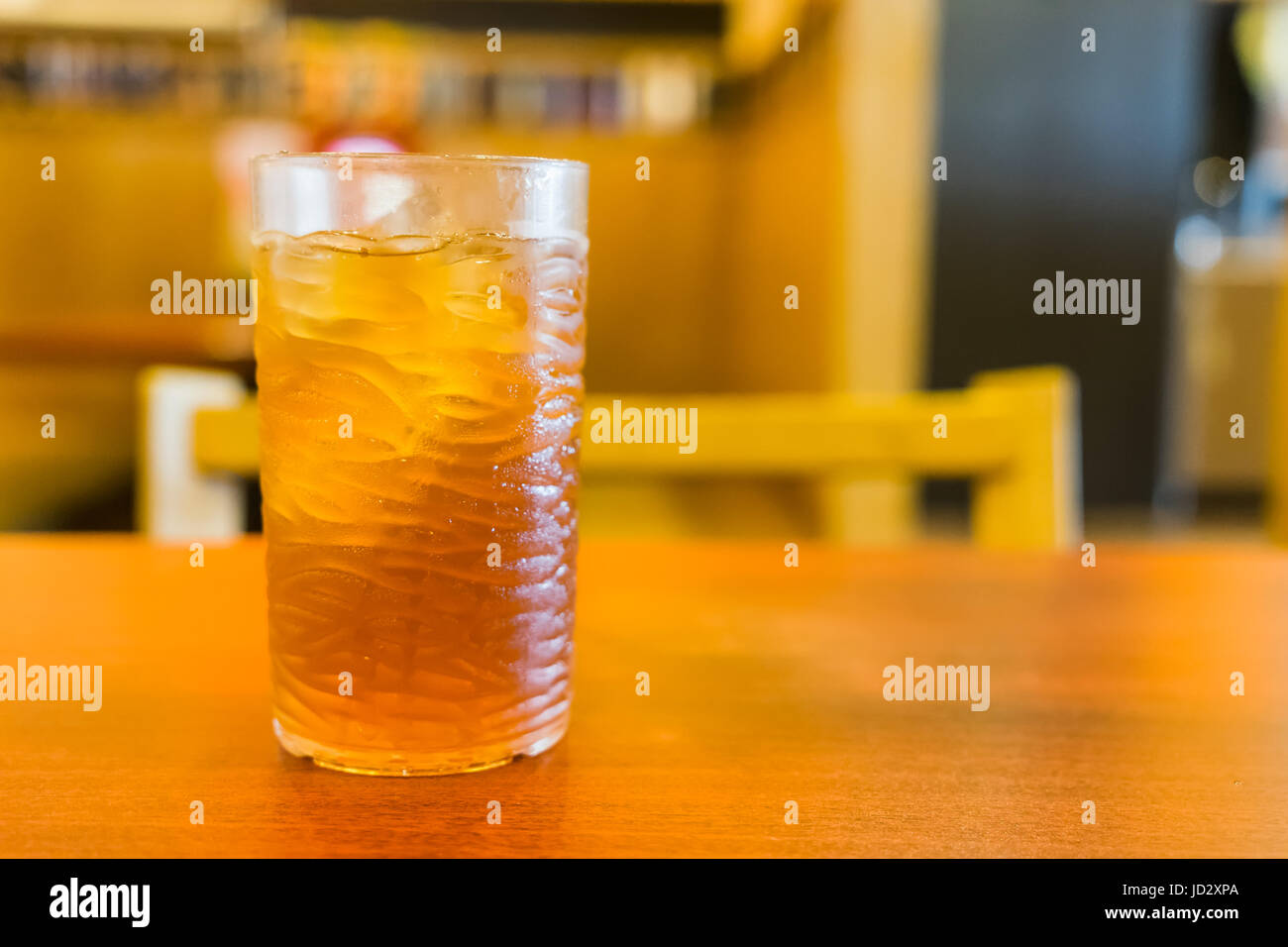 Glas der Zitrone Eistee, kaltes Getränk hautnah mit Fokus Hintergrund und Kopie Speicherplatz Stockfoto