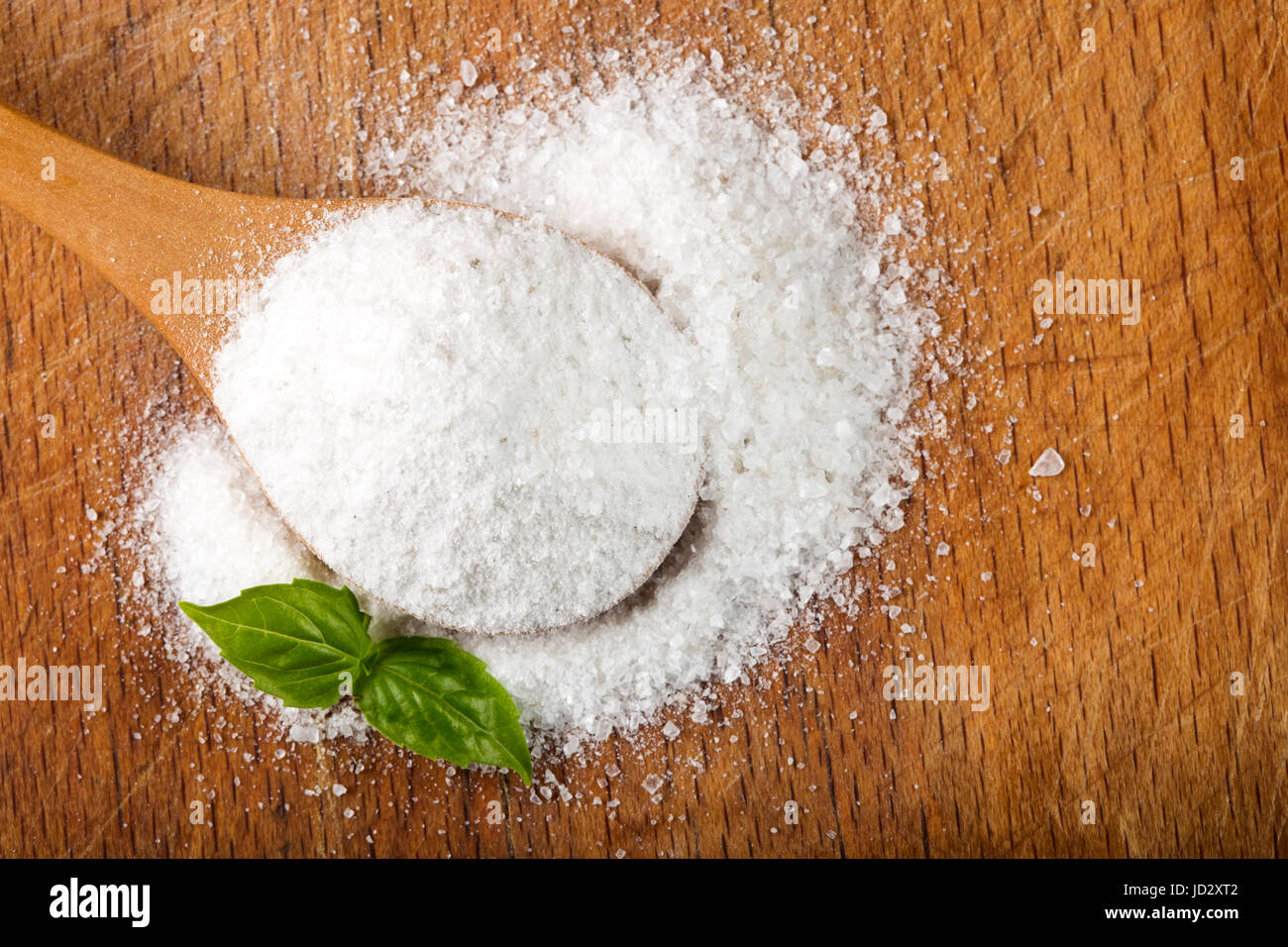 Salz. Grob genarbte Meersalz auf hölzernen Hintergrund Stockfoto