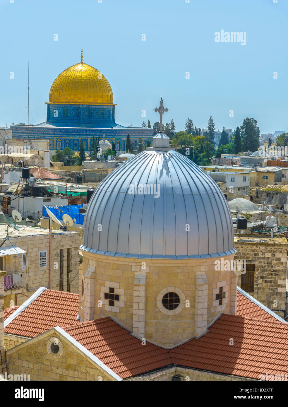 Ein Blick auf n Dächer der Altstadt von Jerusalem. Graue Kuppel der Frauenkirche von der Krampf (armenische Kirche) und die goldene Kuppel des Felsens. Stockfoto