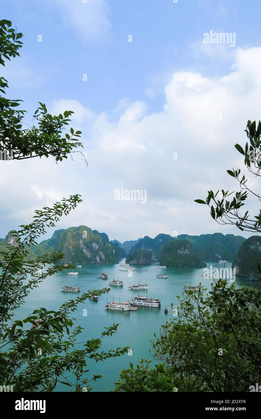 Höhepunkt der Titop Insel, Halong Bay Attraktionen, Vietnam. Wunderschönen türkisfarbenen, blauen Himmel. Halong Bucht Kreuzfahrt. Stockfoto