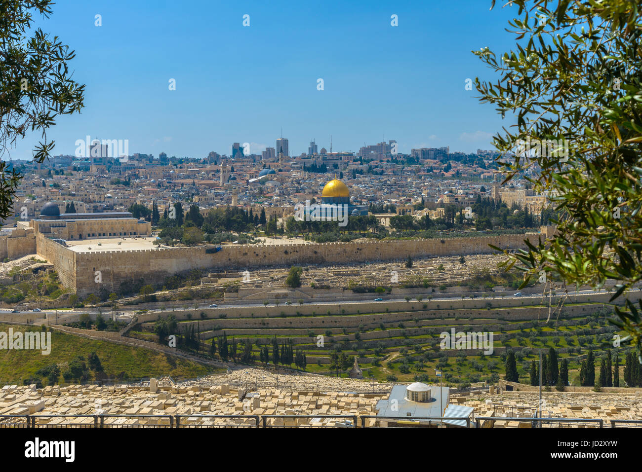 Panoramablick auf Jerusalem Altstadt und dem Tempelberg, Kuppel des Felsens und Al Aqsa Mosque aus dem Ölberg in Jerusalem Stockfoto