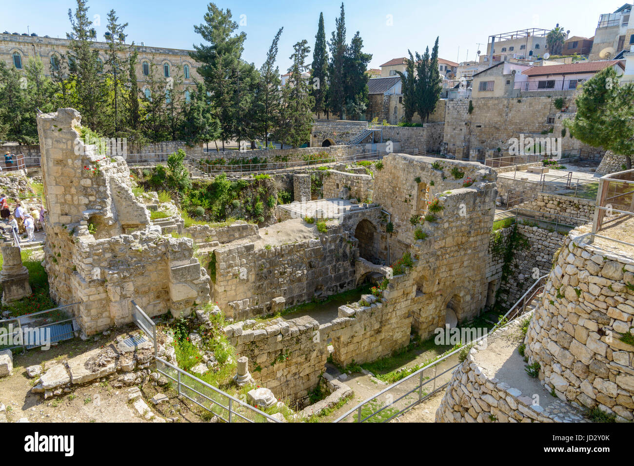 Ausgegrabenen Ruinen des Pools von Bethesda und Kirche in Jerusalem Stockfoto