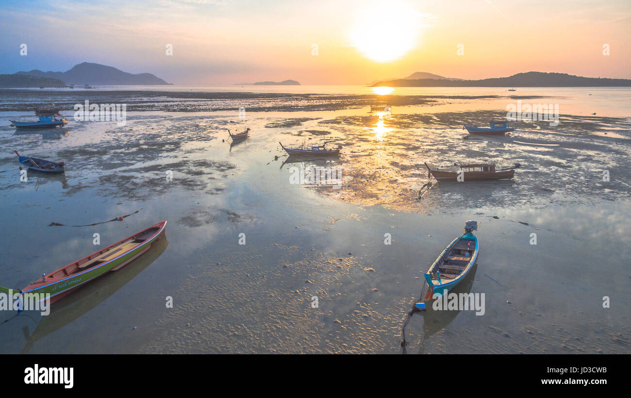 Morgens Früh Um 6 Text Pdf Angelboote/Fischerboote und Touristenboote sind am Rawai Beach morgens