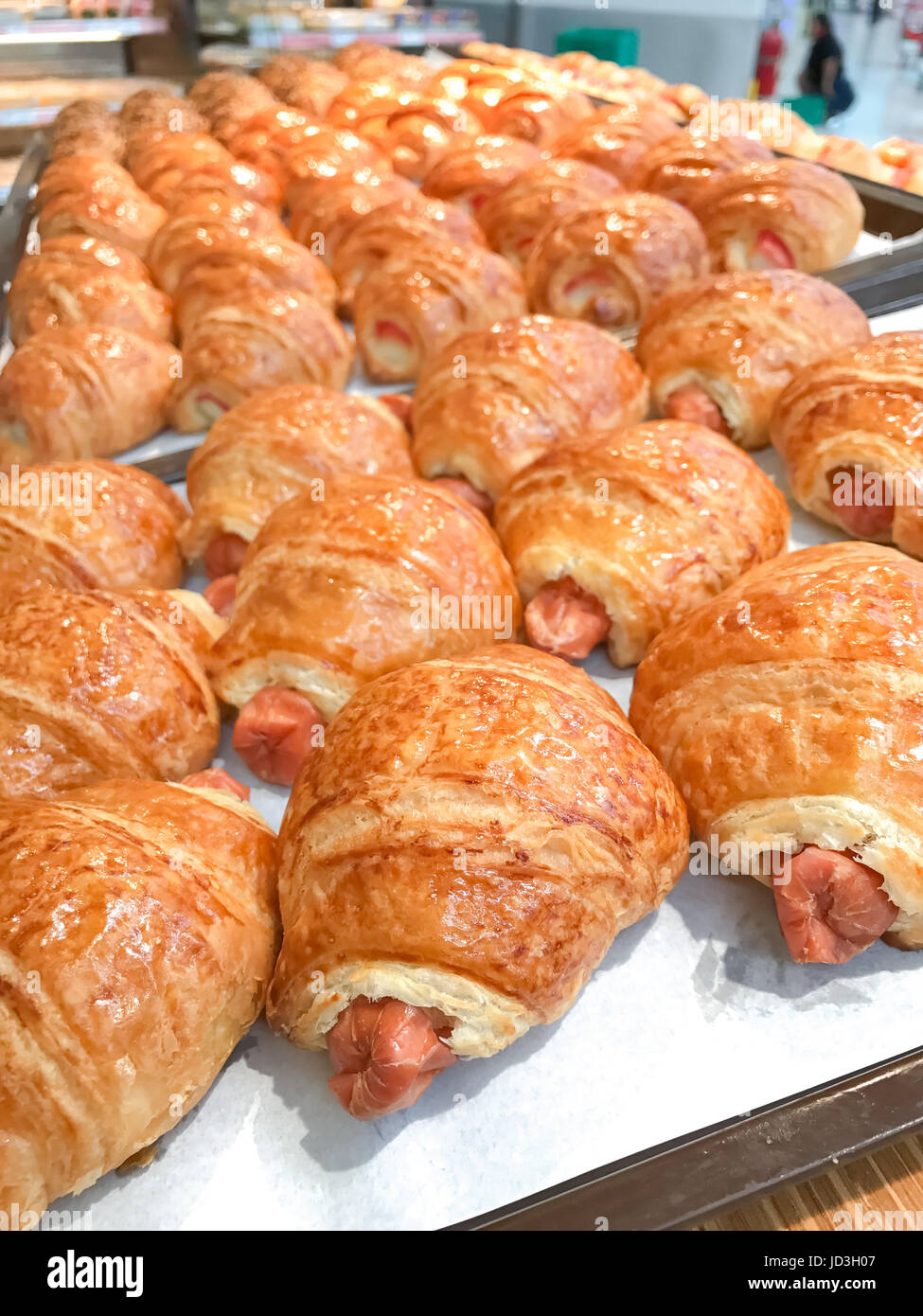 Geschlossen bis Wurst Croissant in der Lebensmittel-Laden Stockfoto