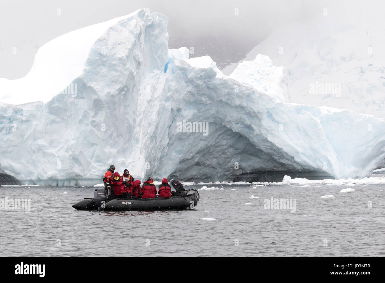 Kreuzfahrtschiff der Antarktis-Expedition mit Touristen anzeigen antarktischen Landschaft, antarktische Halbinsel. Stockfoto