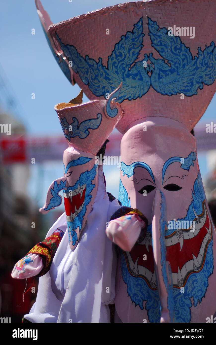 LOEI, THAILAND - Juni 6: PHI TA KHON Festival (Ghost Festival) im Juni in Loei Provinz junge Menschen Kleid in Geist und eine Maske tragen, singen und tanzen Stockfoto