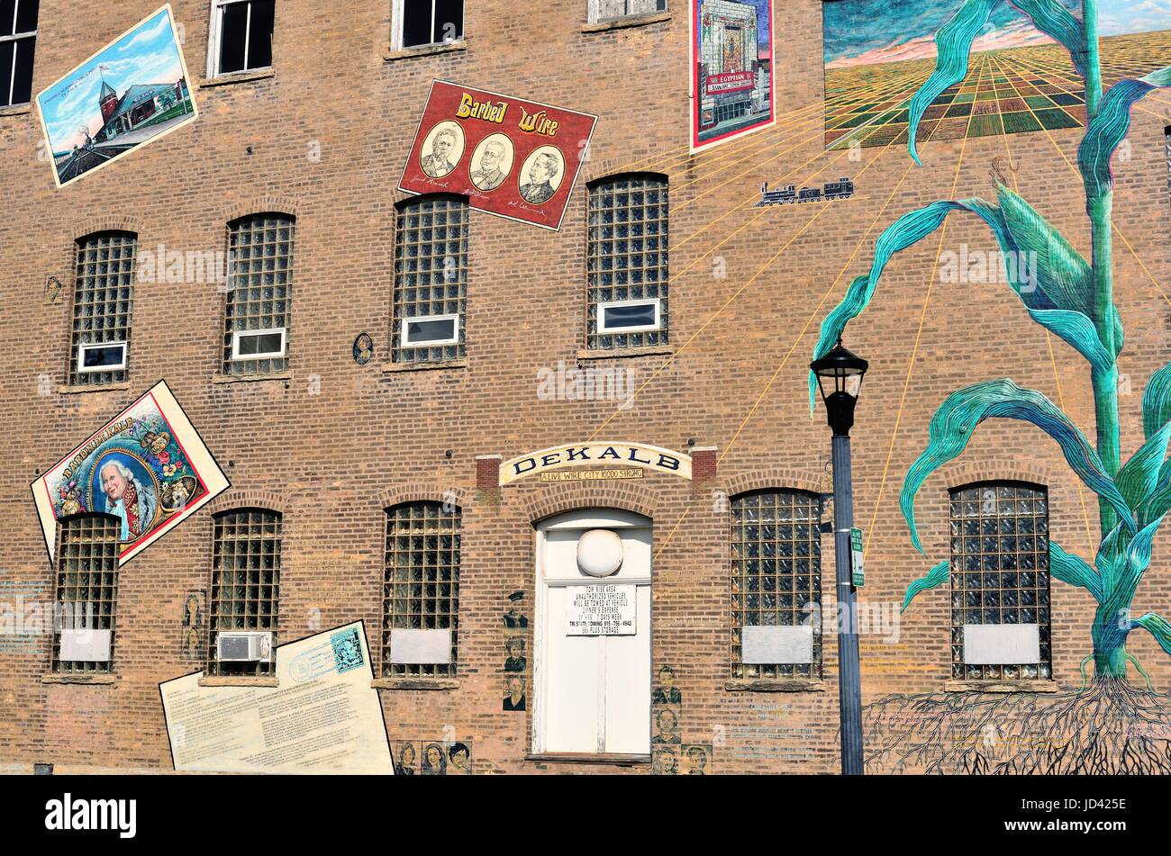 Die Wand eines kommerziellen Gebäude einige Gemeinschaft Einflüsse in DeKalb, Illinois, USA, zu reflektieren. Stockfoto